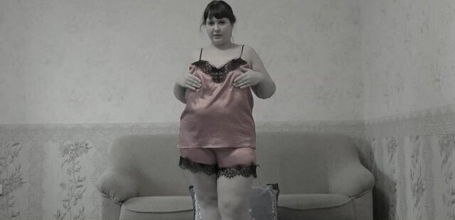 Mature beautiful fat milf masturbates her pussy to orgasm.