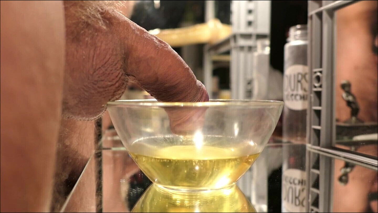 Cumpagne Piss drinking