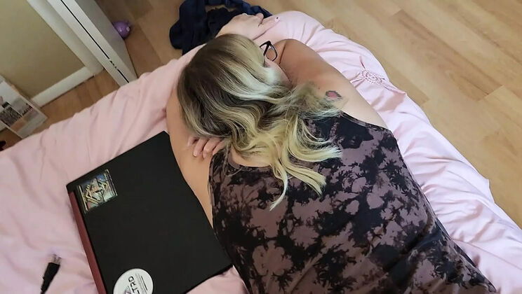 Blonde MILF Mama_Foxx94 Goes Wild Twerking Real Orgasm