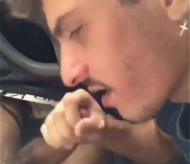 Chupando o pau do meu amigo dentro do carro no meio da pra&ccedil_a