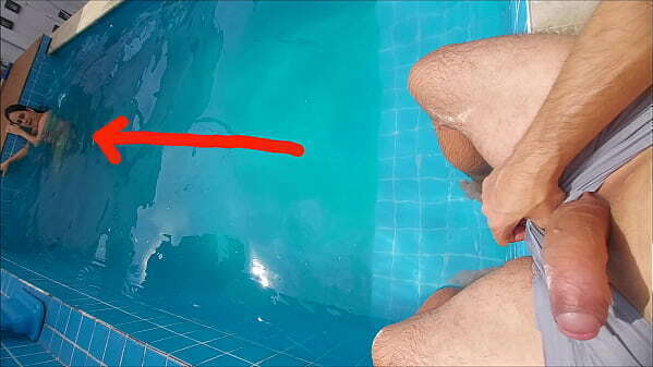 Estava minha meia-irm&atilde_ piscina, ficou surpresa duro ereto