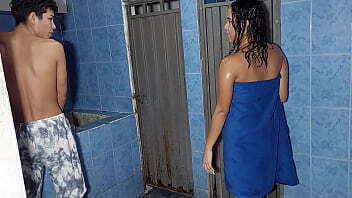 SORPRENDO A LA PUTA DE MI VECINA A LA SALIDA DEL BA&Ntilde_O Y LA MUY CACHONDA SE PONE BIEN CALIENTE PARA QUE LE DE UNA BUENA FOLLADA- SEXO DURO HASTA VENIRSE EN SQUIRT