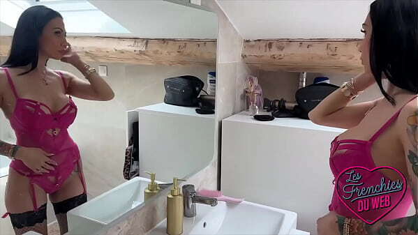 Giulia, milf sulfureuse, s'_offre deux bites