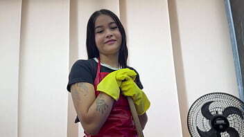 Contrato a linda sirvienta latina como motivo para que me haga un buen aseo con su boca en mi gran polla.