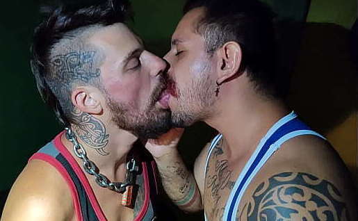 Chupando rola levando tapa