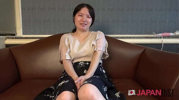 Cute Amateur Japanese Cougar Gets Pussy Shaved Creampied