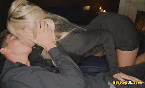 Naughty flashes skills.Horny housewife deep-throats guest kitchen -XXX!