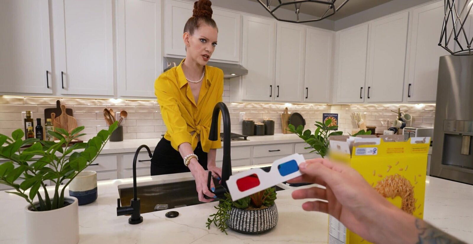 Stunning Erin Everheart enjoys giving good blowjob