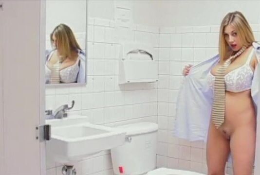  Big-boobed BBW Autumn-Jade sticks a nice toy in her hungry hole 