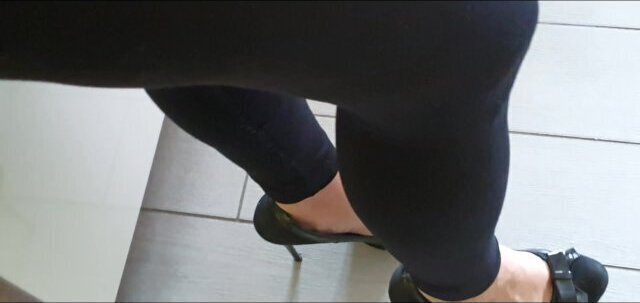 prima piedini,bocca,la mano fine resiste sborra terra quardandomi legging tacchi