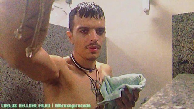 Tomando banho vestiário academia