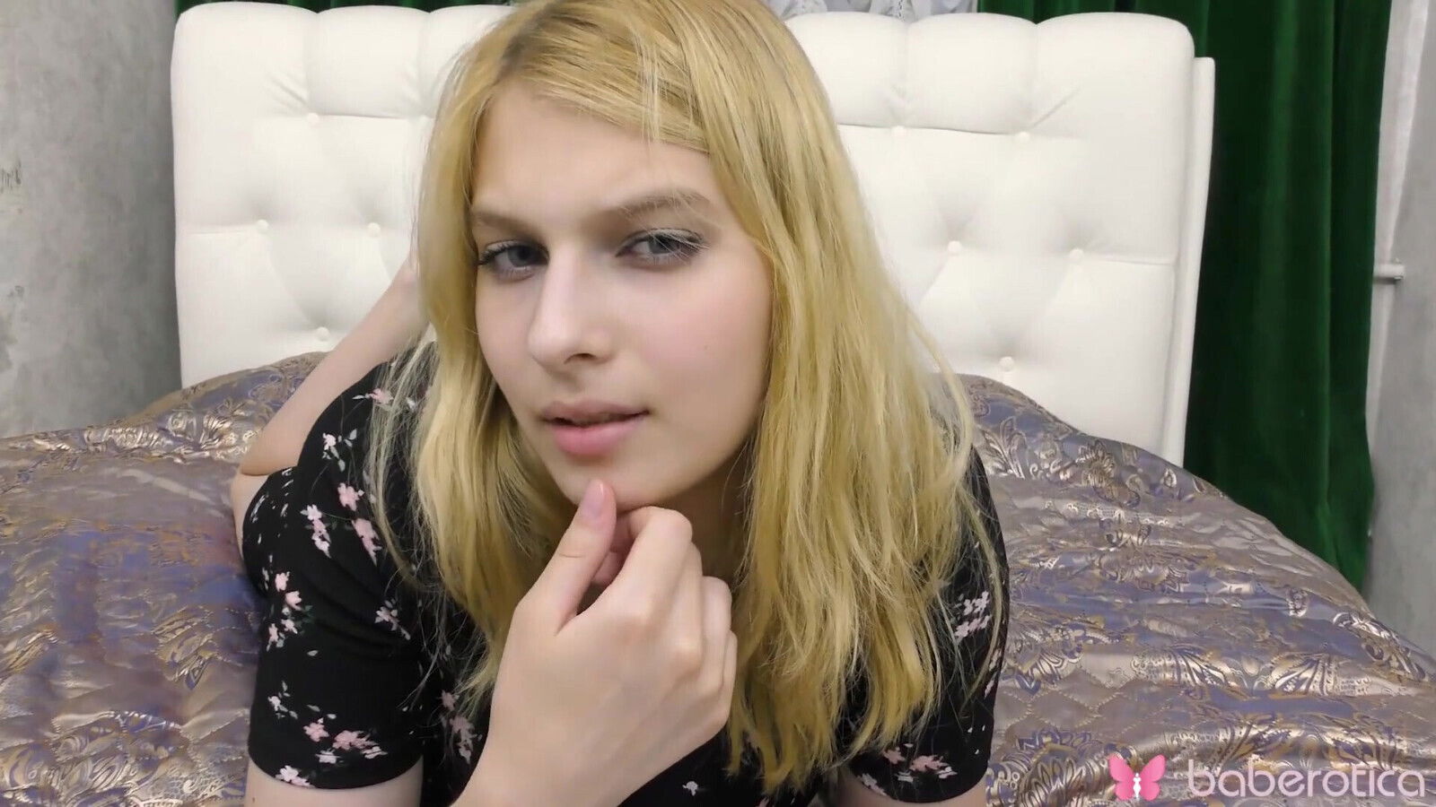 Cielle Lesage Fucks Herself with Buttplug