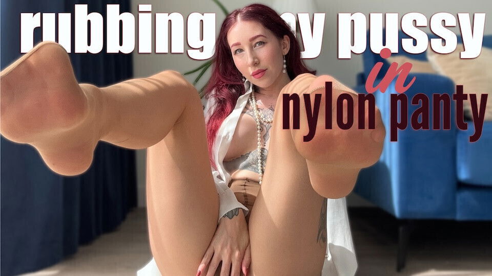 MILF PLAYS WITH PRETTY TIGHT PUSSY NYLON PANTYHOSE