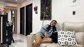 La puta de la hermanastra de mi amigo empieza a seducirme con su rico culo mientras limpia la casa y yo me aprovecho para cogermela rico.