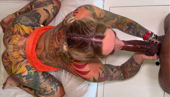 Chica tatuada vacaciones Holanda reventada