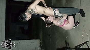 Fodendo em quintal abandonado com estranhos assistindo