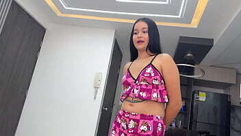 Me follo muy duro a la hermanastra de mi mejor amigo mientras el sale de la casa para comprar comida. Me le vengo adentro de su rico co&ntilde_o ROSADO.