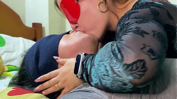 HERMANASTRA dirige BESO FRANC&Eacute_S PROFUNDO H&Uacute_MEDO