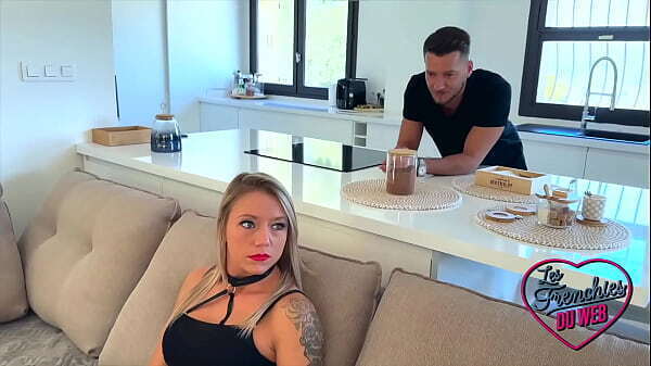 Ashley, blonde atomique, fait tringler deux &eacute_talons