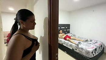 La puta de mi madrastra me descubre masturbandome y me pide que la folle a cambio de guardar el secreto