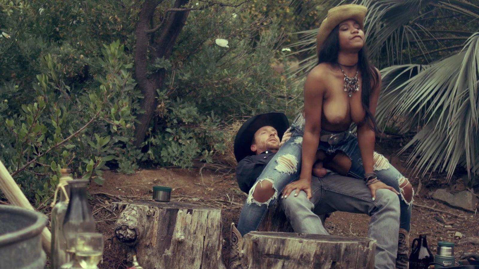Dark-skinned cowgirl Jenna Foxx gets pounded outdoors