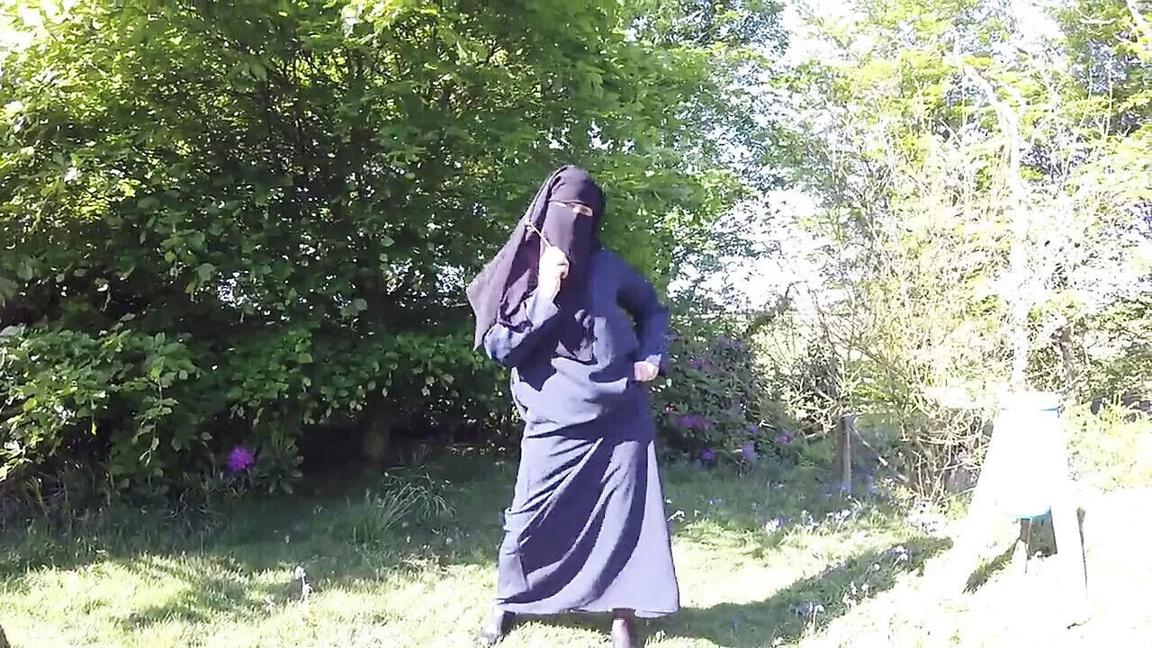Muslim Burqa Niqab stockings Outdoors Flashing