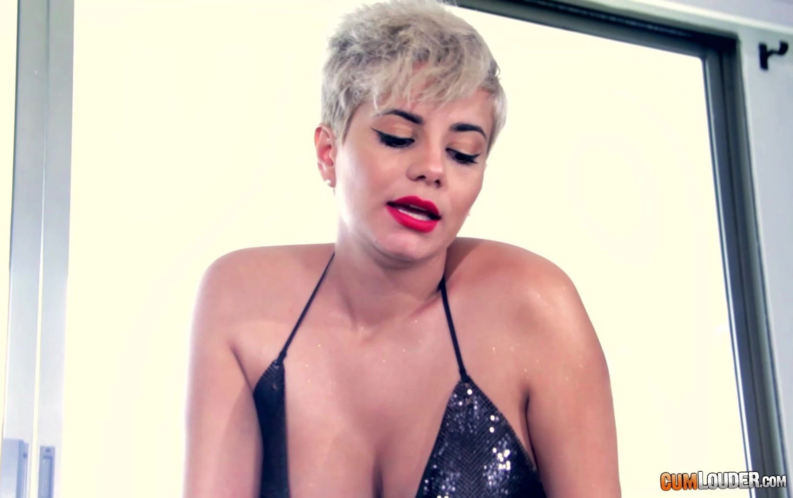 Short haired Amaranta Hank knows what a guy likes the most