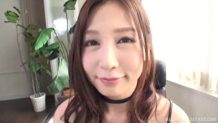 Sasaki Aki wants to feel a horny man's dick between her lips