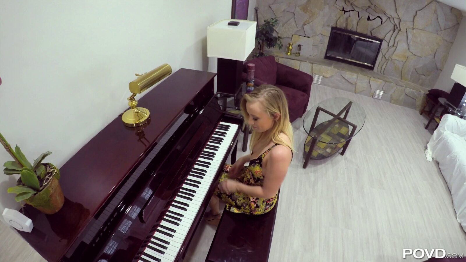 Bailey Brooke sucks dick before opening legs