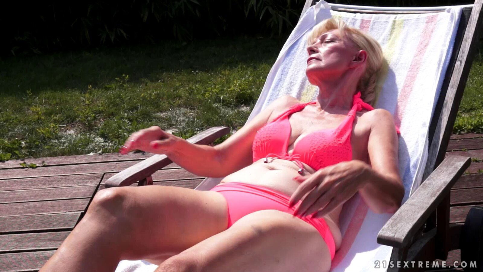 Hot younger blonde eat's a very mature woman's vintage pussy