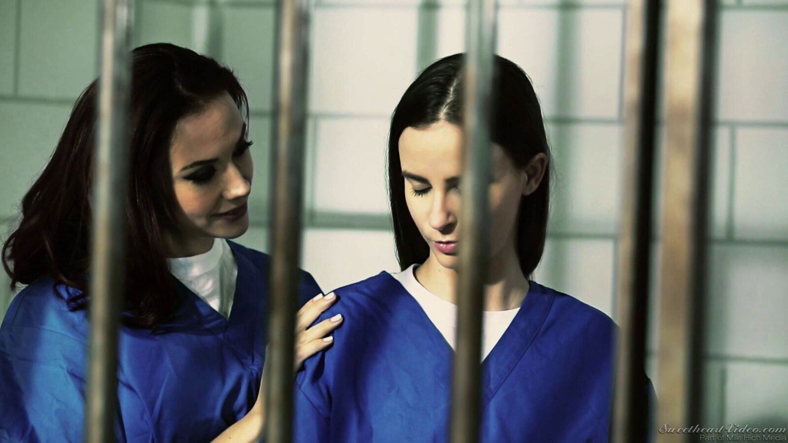 Fellow female prisoners relax their cell some pussy