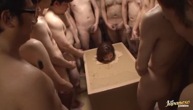 Ichika Kuroki sucks cocks while poking her head out of a box