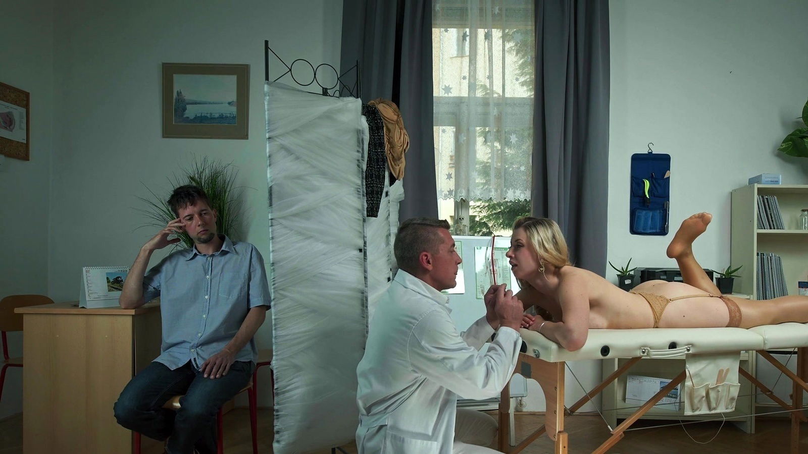 Holly Sampson gets nicely fucked massage table