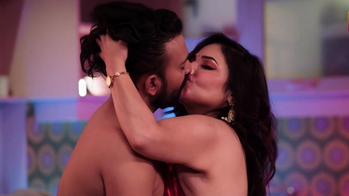 Tiny Indian MILF Naomi Shah swallows stiff