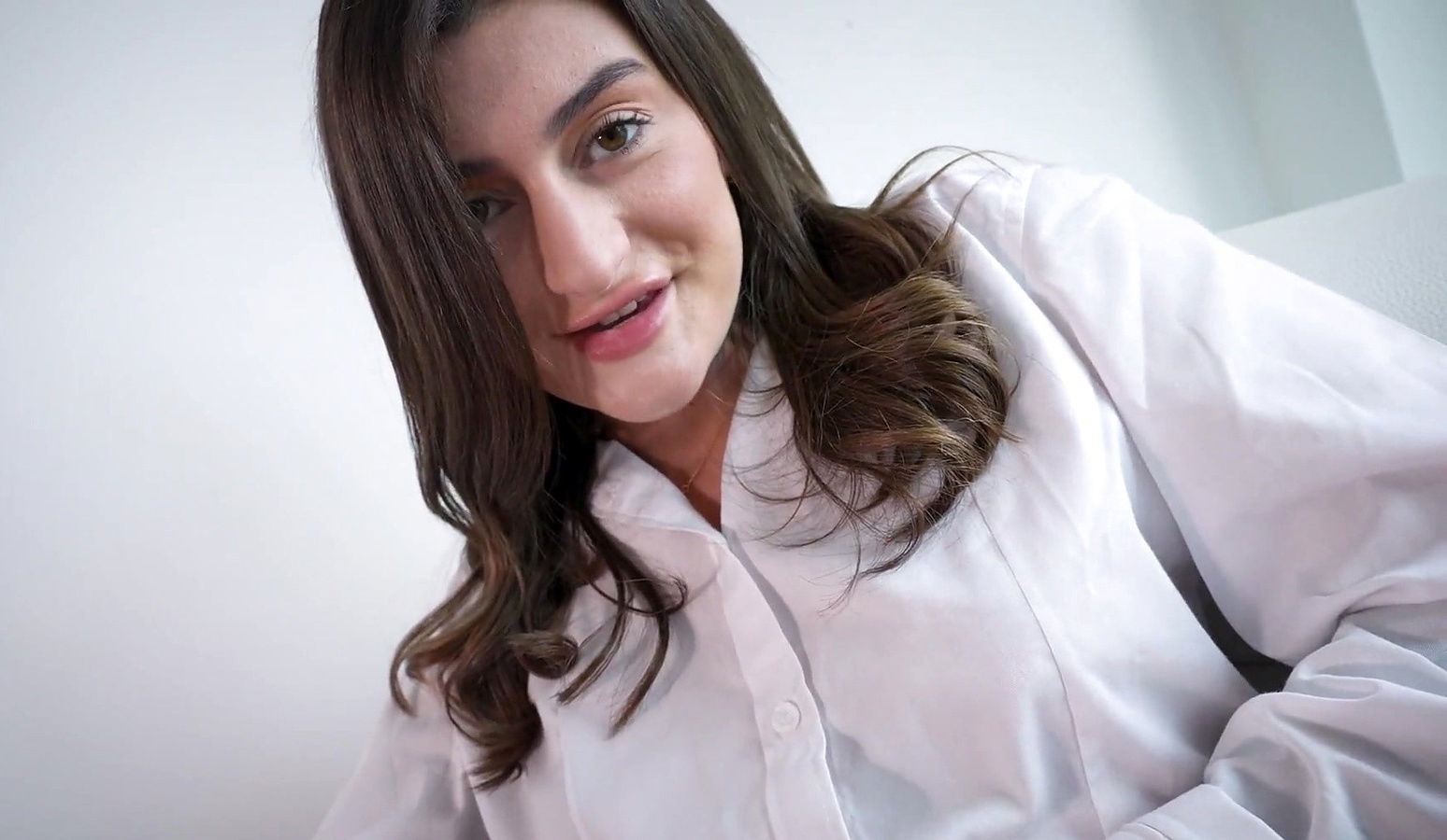 Brown-haired bimbo Milano gets pounded