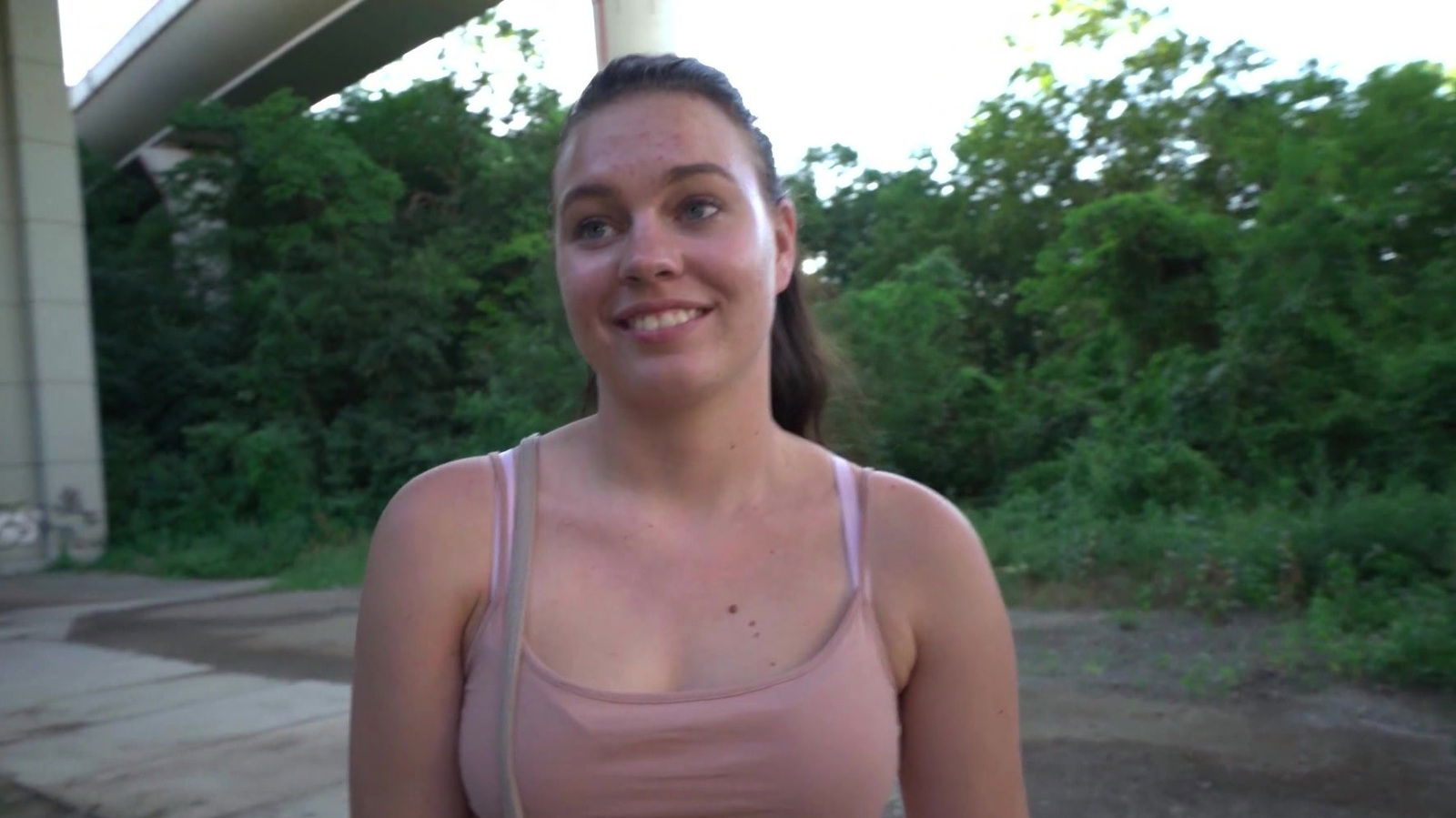 Amateur brunette Keira Flow gives pussy fore some cash