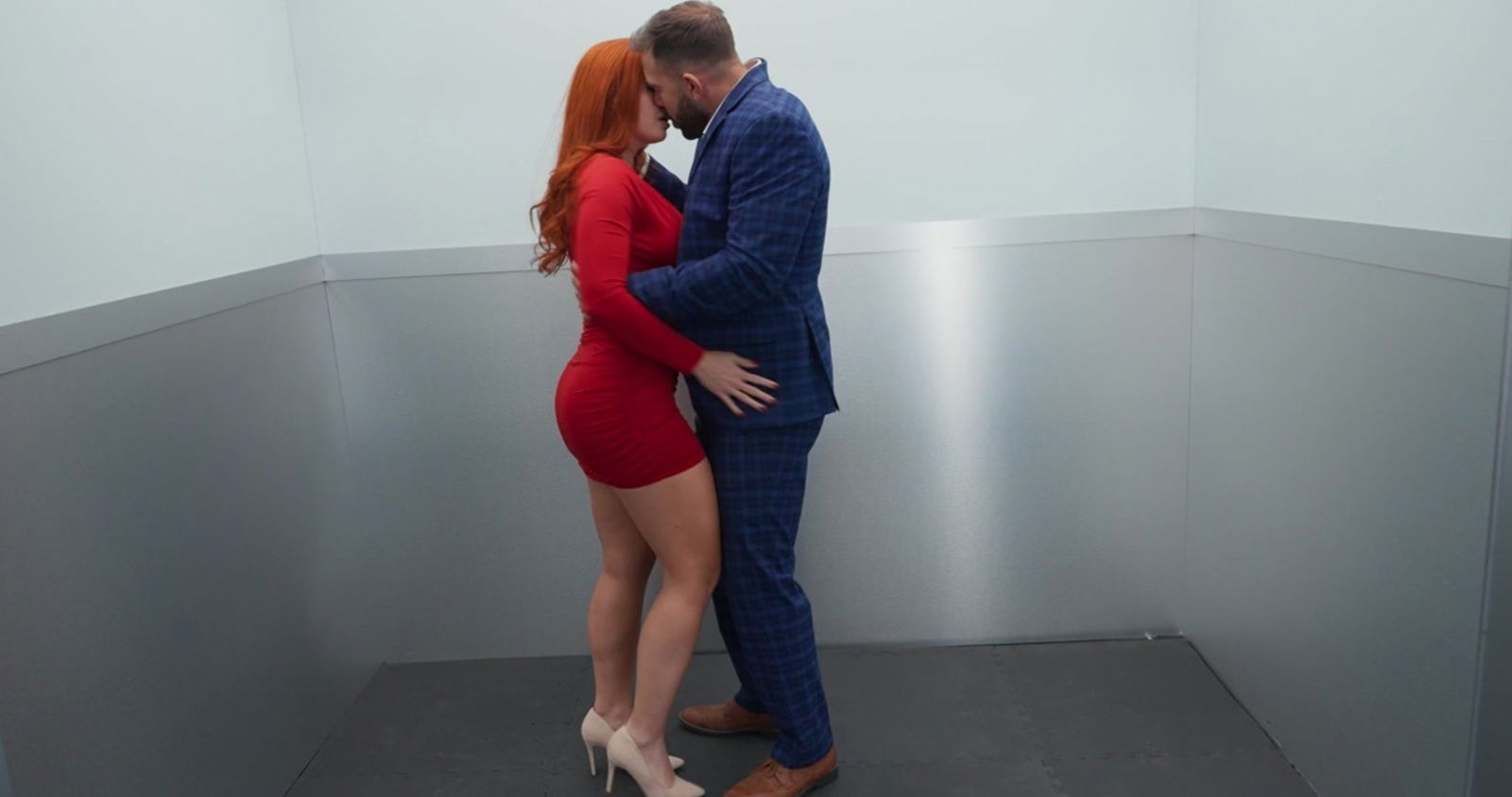 Sinatra Monroe rewards bearded with blowjob gets pounded floor