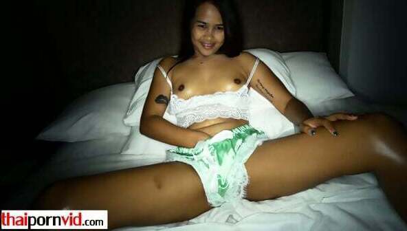 Petite amateur Thai teen toyed pussy fucked