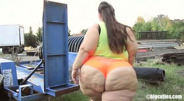 SSBBW. MaryBoberry Outdoor Booty Cutie