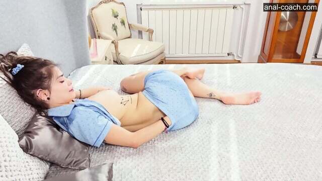 Petite teen Sooky loses virginity