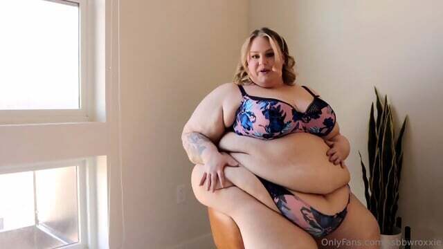 SSBBW Foxy Roxxie Tests Chair She'll Break