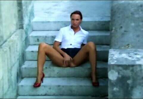 Anke Hoyer besorgt sich outdoor