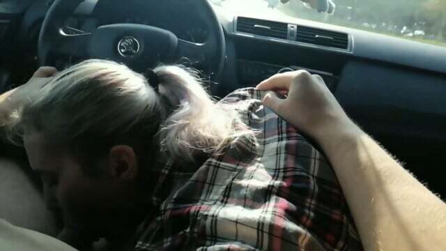 Petite amie salope suce dans voiture