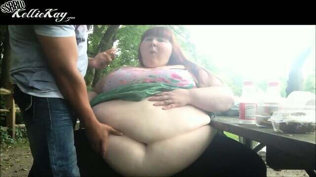 SSBBW Kellie Public Feeding