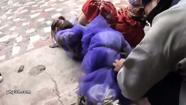 Chinese Bondage Female Catching Head