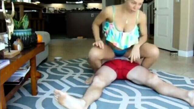 Couch stecken ihren engen Arsch gefickt