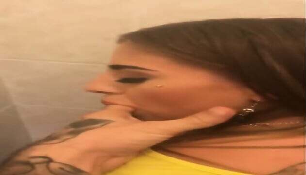 Sexe dans chatte dans toilettes publiques