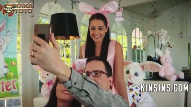 melihat badut yang sangat gagah enak