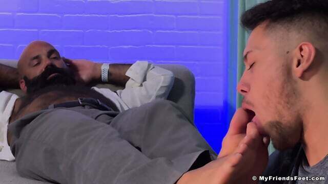 Bearded Businessman Lando Receives Weekend Foot Worship