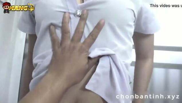 melihat adik tiriku yang berusia tahun baru saja mandi, menyentak penisku memasukkannya dalam vaginanya yang basah